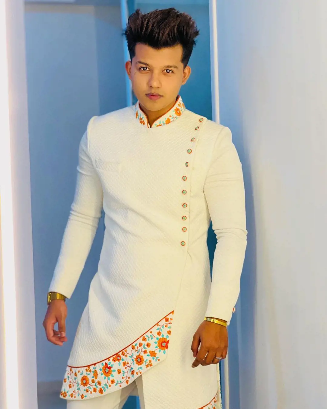 Riyaz sported a whiite sherwani on the auspicious ocassion of Diwali in October 2022.