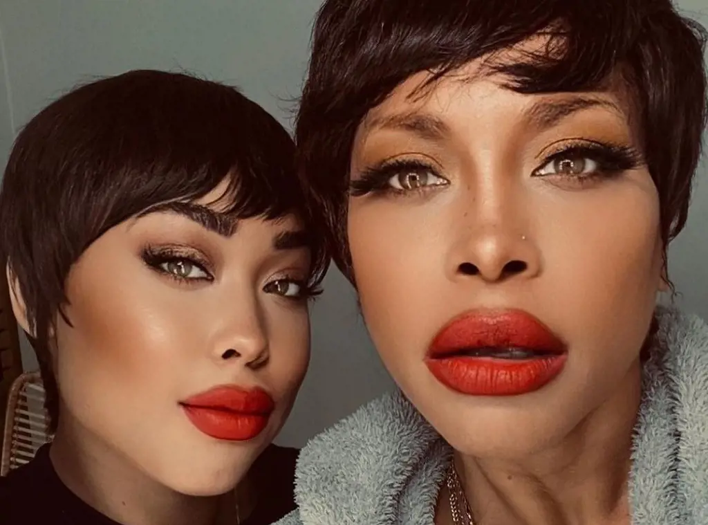 Erykah and Puma look alike as they took a seflie with makeup on in April 2023